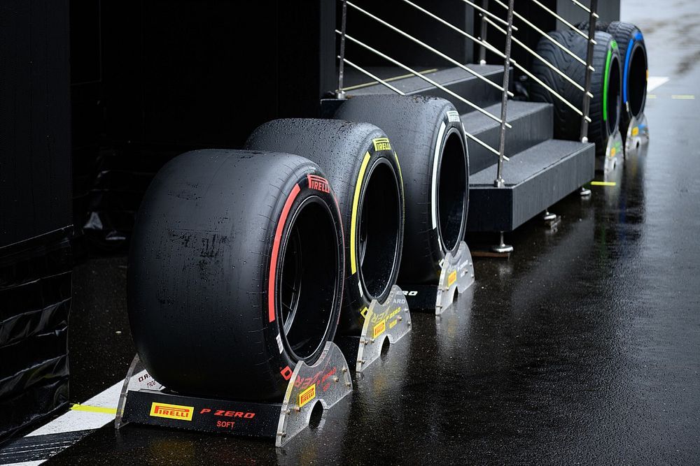 Official PIRELLI Formula 1 wheel 1:1 18''