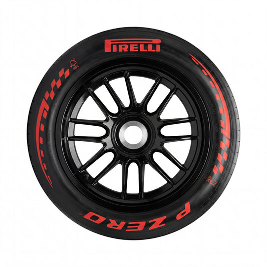 Pirelli F1 P Zero Soft showband 2026 met rode belettering en geblokte vlag, schuin van voren op witte achtergrond